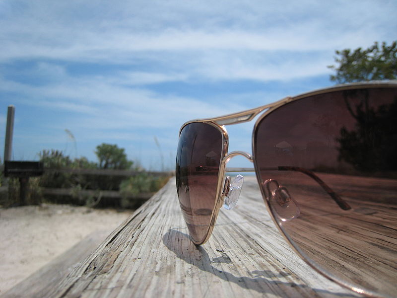 Sunglasses_on_a_Table