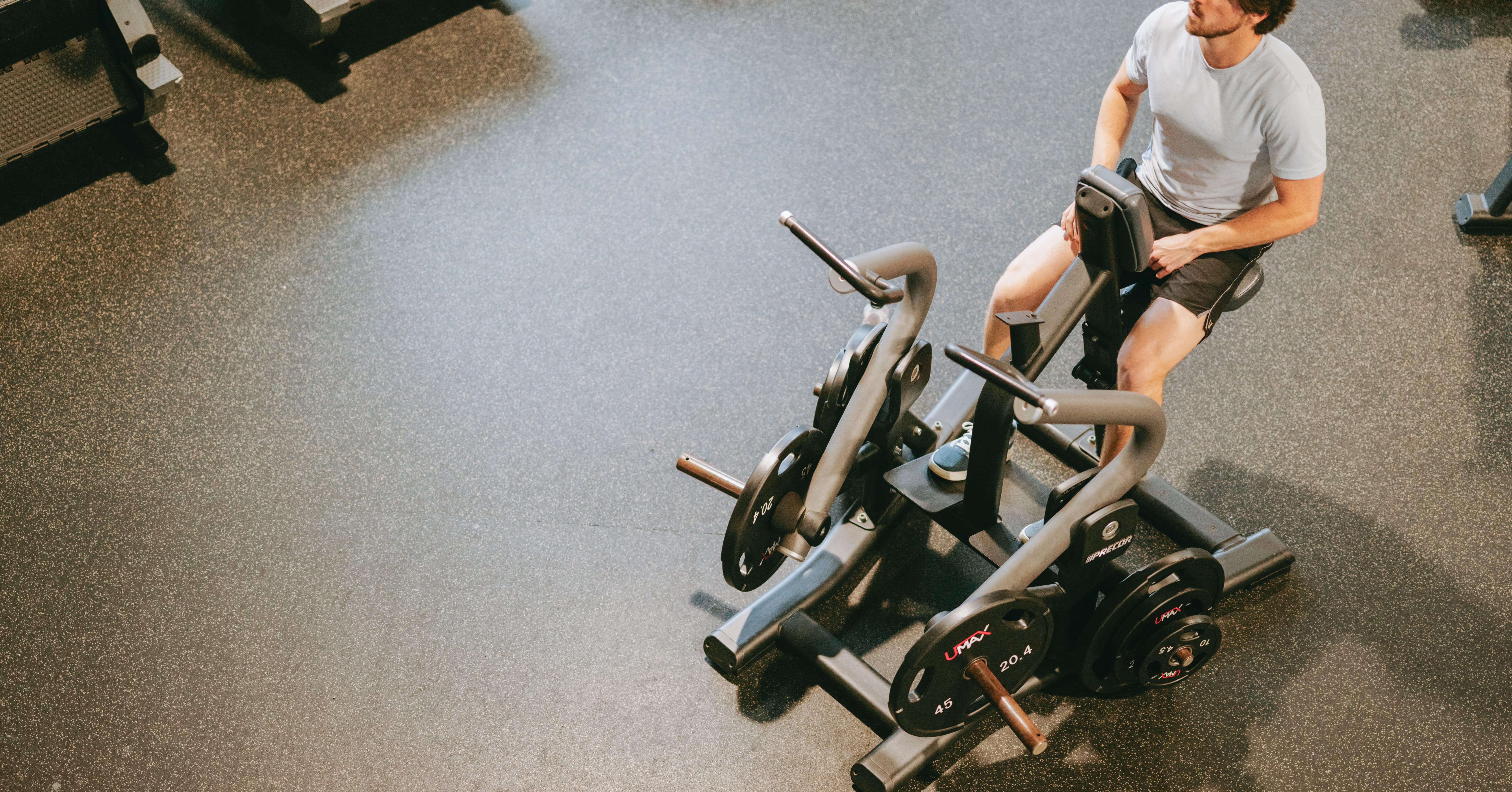 Man strength training in an O2 Fitness Clubs